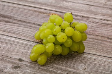 Tatlı ve lezzetli olgun yeşil üzüm 