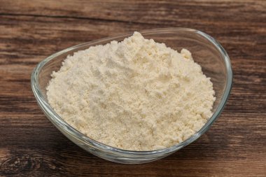 Buğday unu kasede yemek pişirmek için.