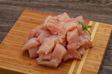 Pişirmek için çiğ tavuk göğsü.