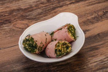 Peynirli ve sarımsaklı jambonlu sandviç.