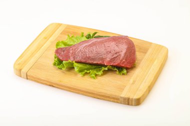 Pişirmek için çiğ et parçası.