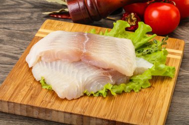 Pişirmek için çiğ pangasius fileto balığı.