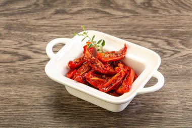 Zeytinyağlı, güneşte kurutulmuş domates, otlar ve baharatlar.