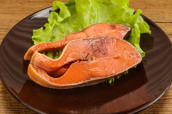 Dois Bifes Salmão Rosa Serviram Folhas Salada — Fotografia de Stock