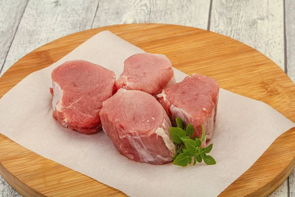 Medalhão Porco Cru Servido Alecrim Para Cozinhar — Fotografia de Stock