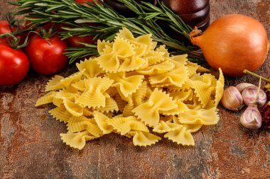 Çiğ İtalyan statü buğday farfalle makarna pişirmek için