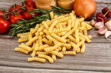 Çiğ İtalyan buğday makarnası - Pişirmek için Fusilli