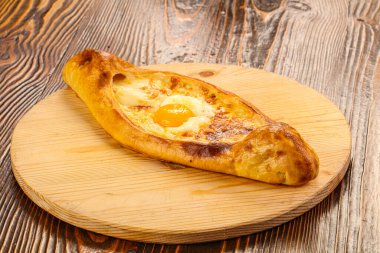 Geleneksel Gürcistan mutfağı peynirli Adjarian Khachapuri.