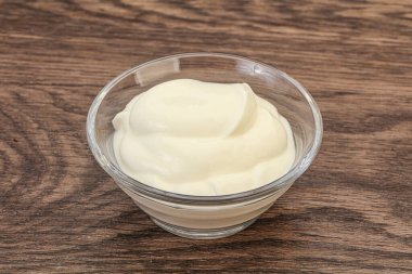 Süt ekşi krema kasede