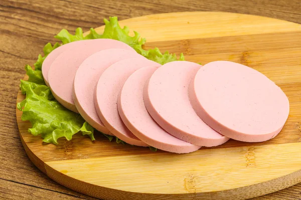 Serpiente Salchicha Rodajas Sobre Tablero Servido Ensalada Hojas —  Fotos de Stock