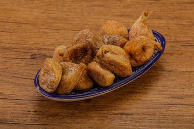 Kuru incirli meyve yığını.