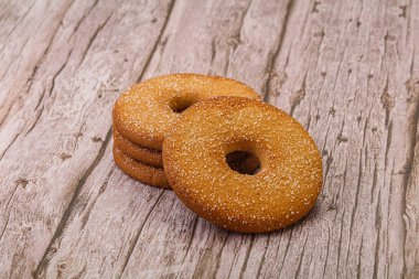 Tatlı ve çıtır çıtır zencefilli kurabiye yığını