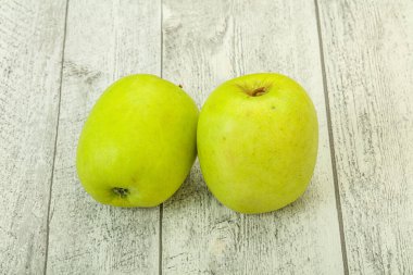 İki olgun yeşil tatlı elma