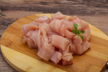 Pişirmek için çiğ tavuk göğsü.