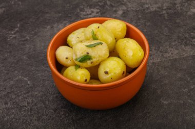 Kasede taze haşlanmış patates soğan servis edildi.