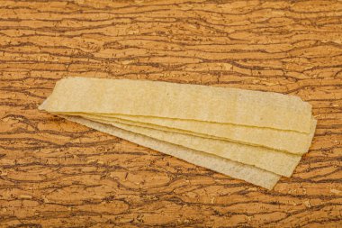 Doğal yağ ve tuzlu patates cipsi yığını. 