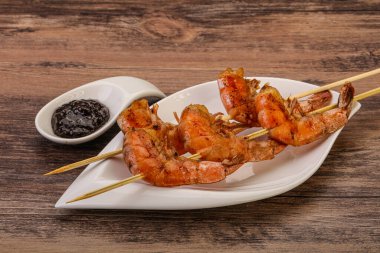 Biber soslu Asya usulü karides şişi.