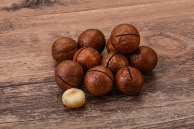 Kahverengi yakın plan Macadamia ceviz yığını.