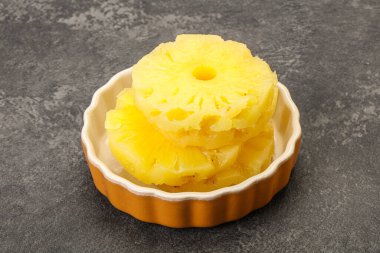 Kavanozda olgun ananas halkaları