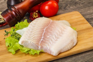 Pişirmek için çiğ pangasius fileto balığı.