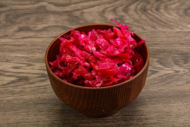 Kasede pancar kökü olan marine edilmiş kırmızı lahana.