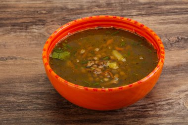 Geleneksel tavuk ve sebzeli mercimek çorbası.