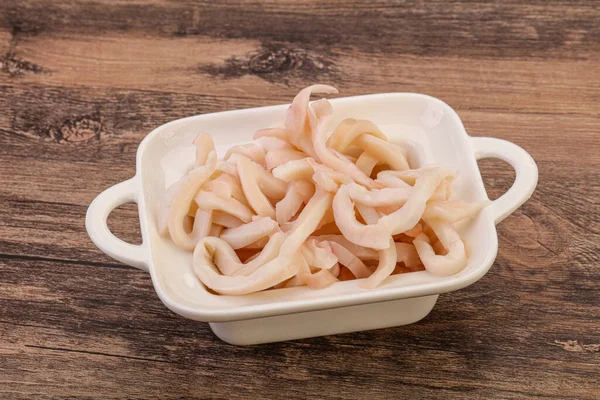 Lezzetli marine edilmiş mürekkep balığı kasede atıştırmalık parçalar.