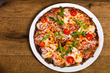 Jambonlu, peynirli ve domatesli pizza.