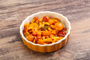 Baharatlı salamura bal mantarı kasede.