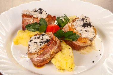 Pastırmalı domuz eti ve patates püresi.