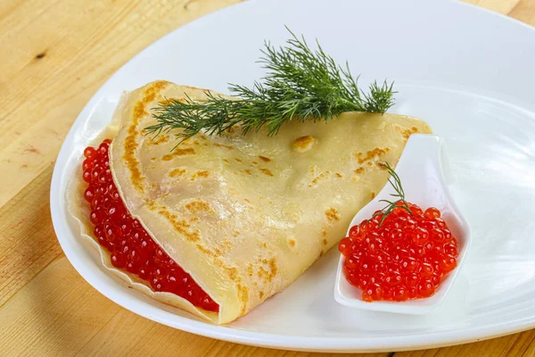 Panqueque Tradicional Ruso Con Caviar Rojo — Foto de Stock