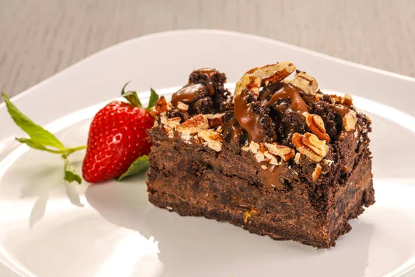 布朗尼巧克力蛋糕 坚果配草莓 — 图库照片