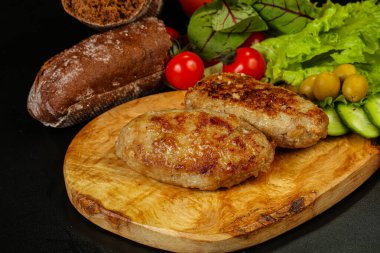 Ev yapımı pirzola ve kıyma.