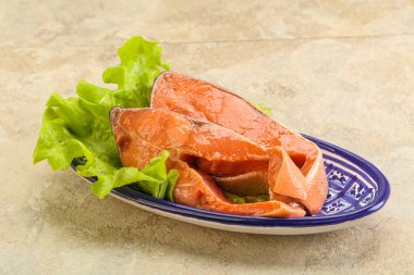 İki pembe somon balığı bifteği. Salata yaprağı.