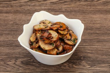 Kavrulmuş şampiyon, kasede otlar ve baharatlar var.