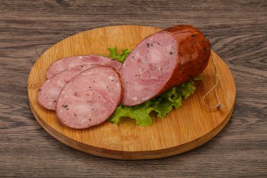 Baharatlı ve otlu füme jambon.