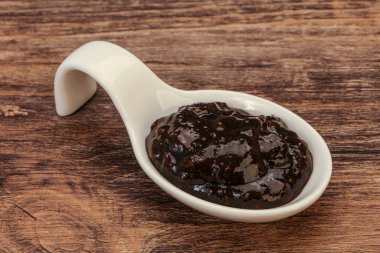 Kasede acı biber sosu var.