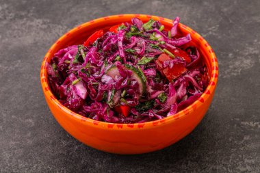 Bitki ve baharatlı kırmızı lahana turşusu