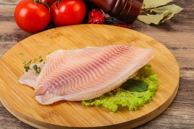Pişirmek için çiğ tilapia balığı filetosu.