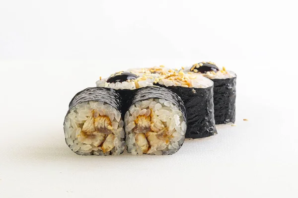 用鳗鱼 诺莉和米做的日本传统面包卷 — 图库照片