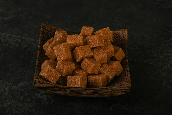 Kahverengi baston şeker yavruları kasede