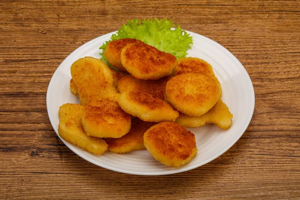 Gebratene Leckere Chicken Nuggets Serviert Salatblätter — Stockfoto