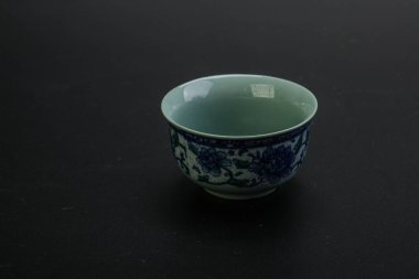 Çay için boş Çin bardağını temizle.