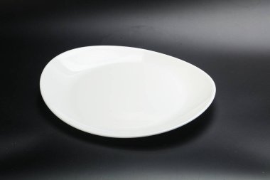 İzole edilmiş servis için beyaz boş tabak