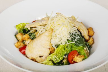 Geleneksel Sezar salatası, tavuk ve kiraz domatesli.