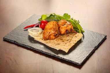 Tavuk şiş kebap. Sebze ve soğan servis edildi..