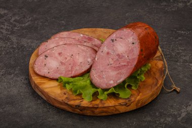 Baharatlı ve otlu füme jambon.