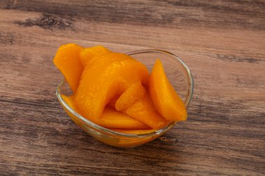 Şuruplu tatlı mango dilimleri.