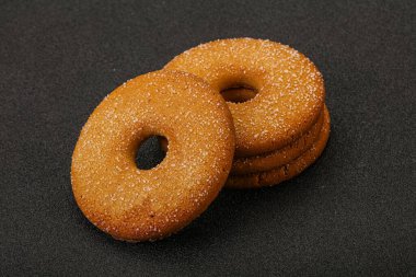 Tatlı ve çıtır çıtır zencefilli kurabiye yığını