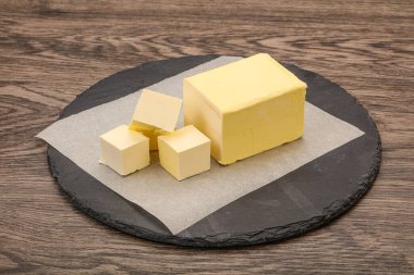 Sütlü doğal sarı tereyağı.